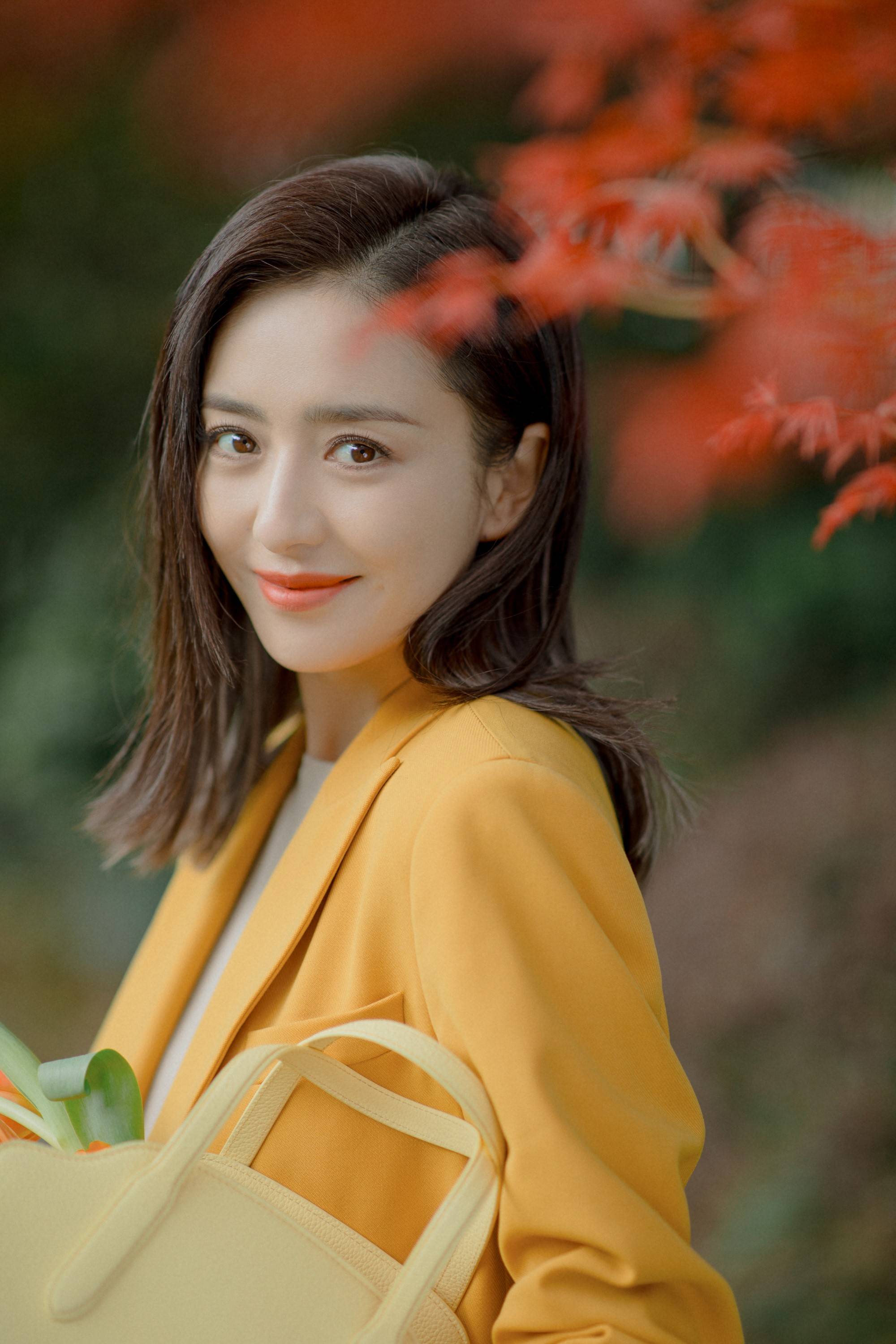 佟丽娅新造型又上热搜穿芒果西装好显白37岁比结婚前还要美