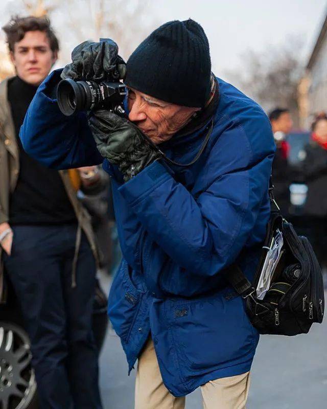 他每天穿着标志性的蓝色上衣,休闲裤,——bill cunningham最棒的时装