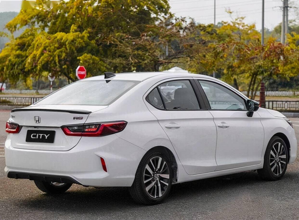 2022款本田city外观酷似雅阁油耗4升比威驰帅气