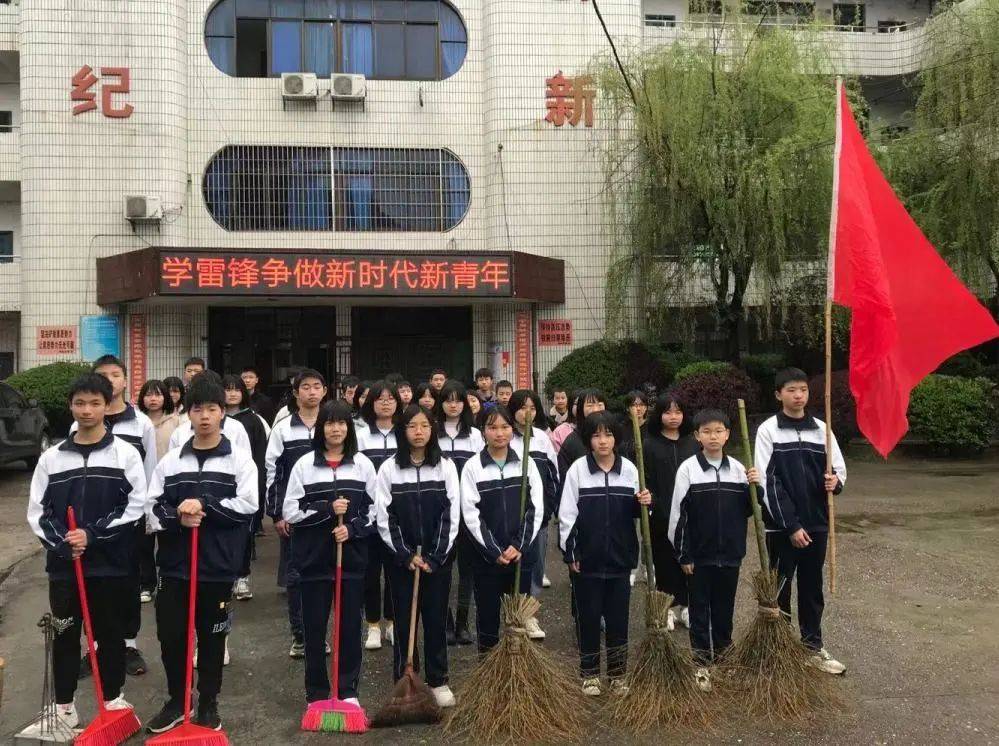 3月5日,衡东县杨林中学团委开展"学雷锋 清扫集市卫生死角"的义务卫生