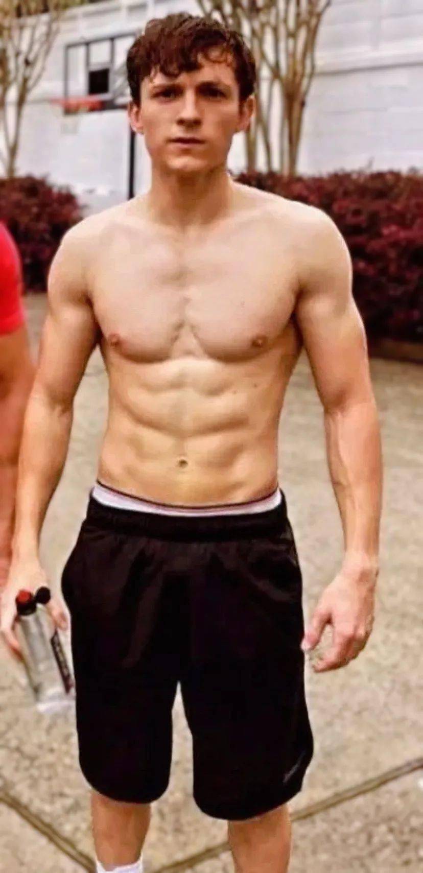 Tom Holland 为新电影增肌 变得好壮 角色 Tom Holland 为新电影增肌 变得好壮 角色