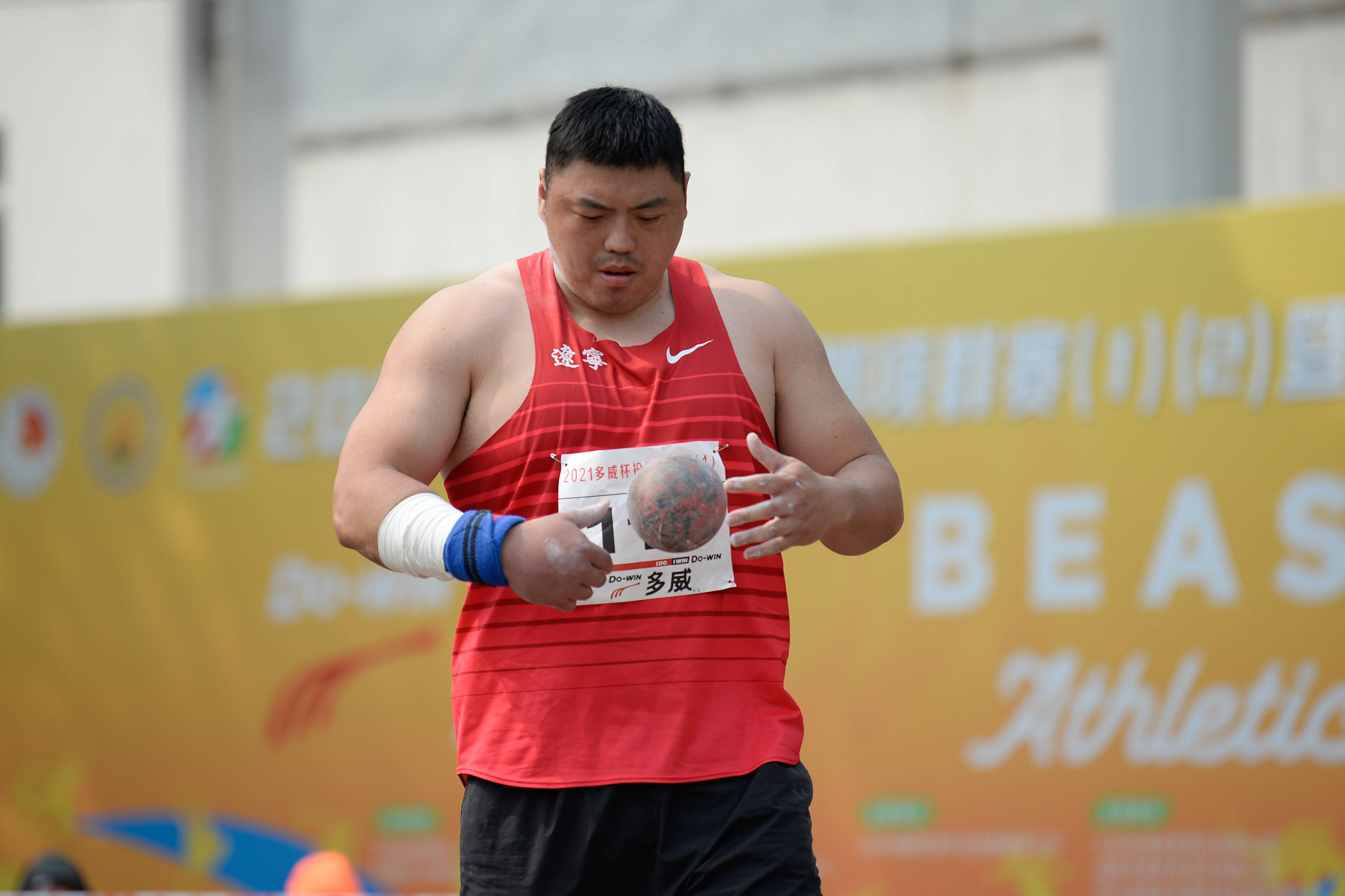 中国男子铅球运动员图片