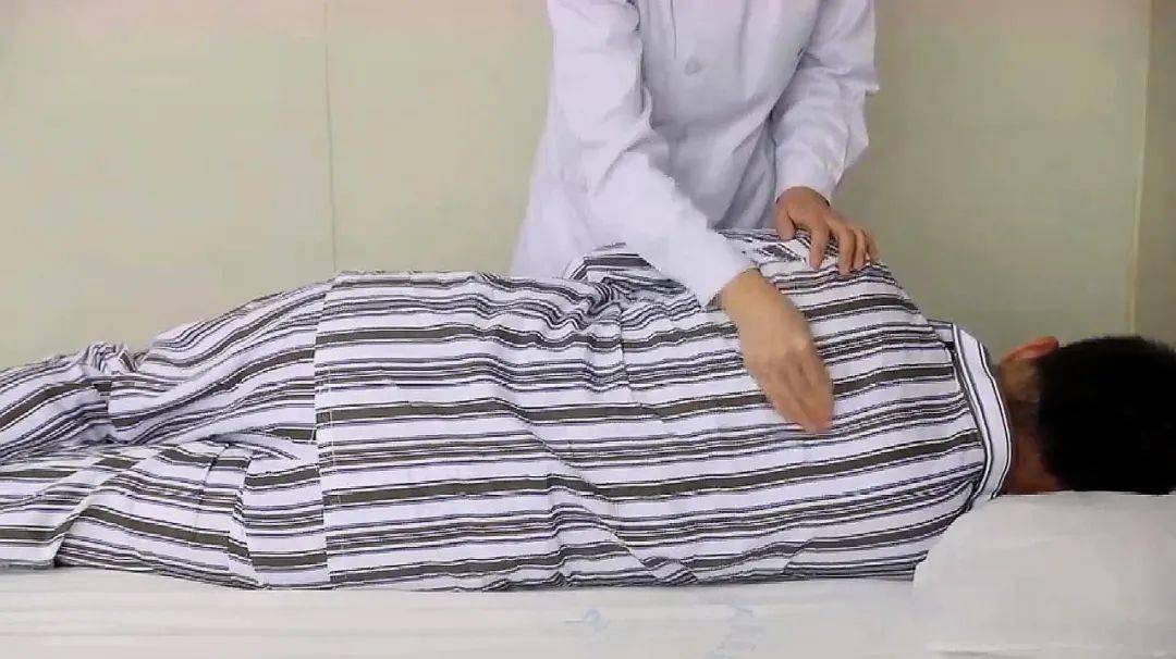 拍背法倒大半杯白开水(最好用保温杯,水温在70℃左右),患者取坐位,将