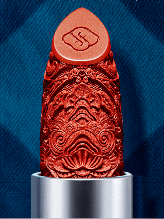 礼盒内包含花西子的明星单品空气蜜粉,小砍刀眉粉笔,同心锁口红,养肤