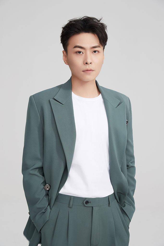 王山水西装绅士大片气质卓然 新剧《陪你一起长大》热播中与刘涛