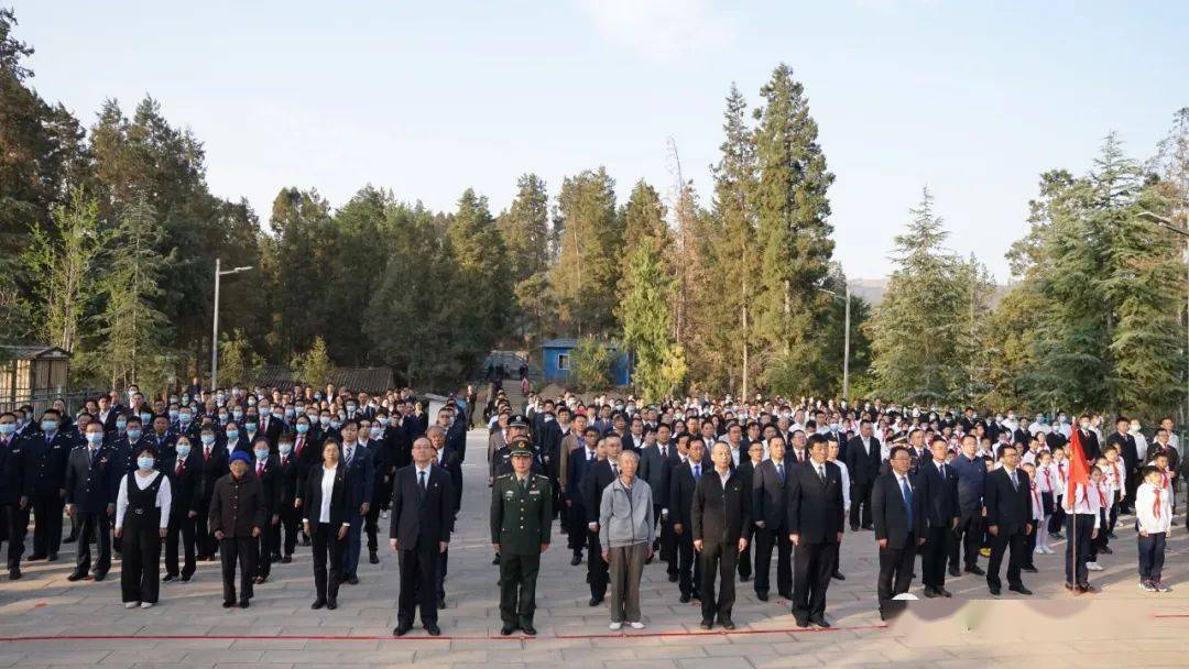 活動中,全體人員在趙祚傳烈士雕塑前肅穆靜立,瞻仰趙祚傳像,緬懷革命