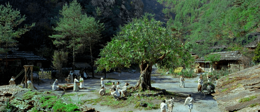 人們穿著韓國傳統服裝,過著