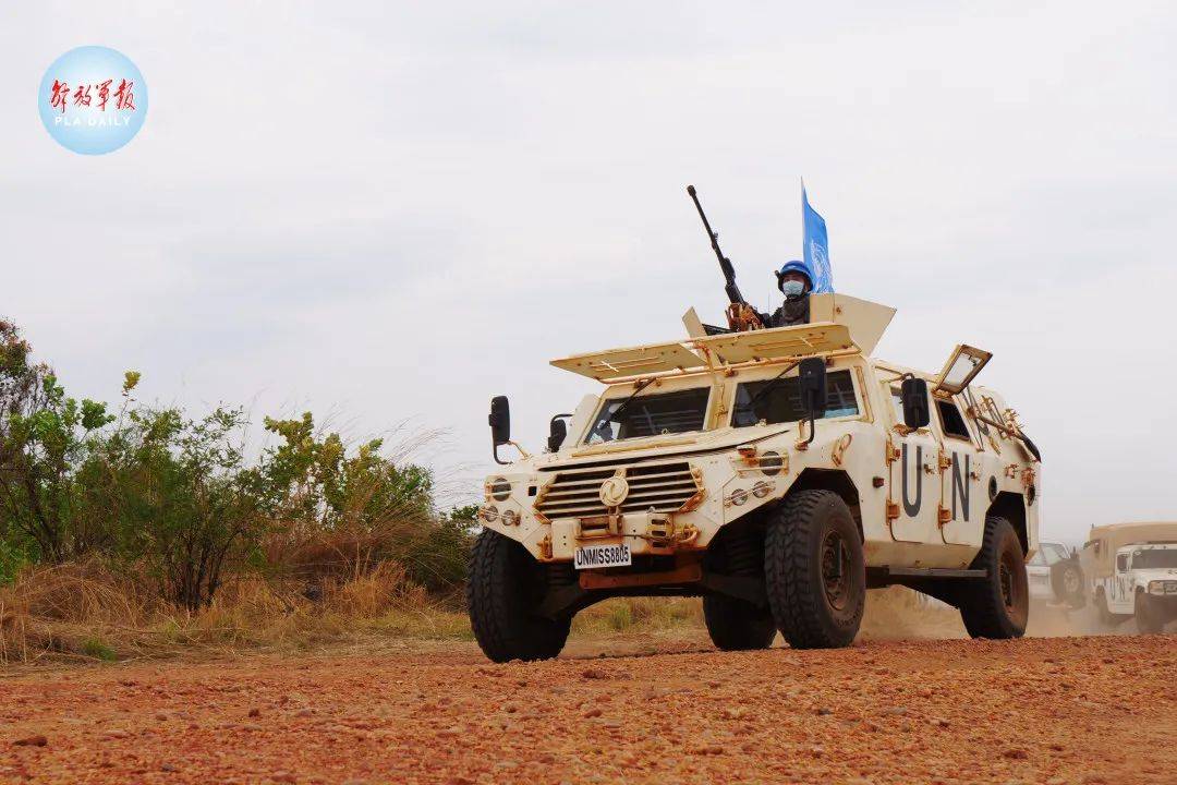 承载应急反应班的装甲输送车闻令而动,五分钟到达现场 .