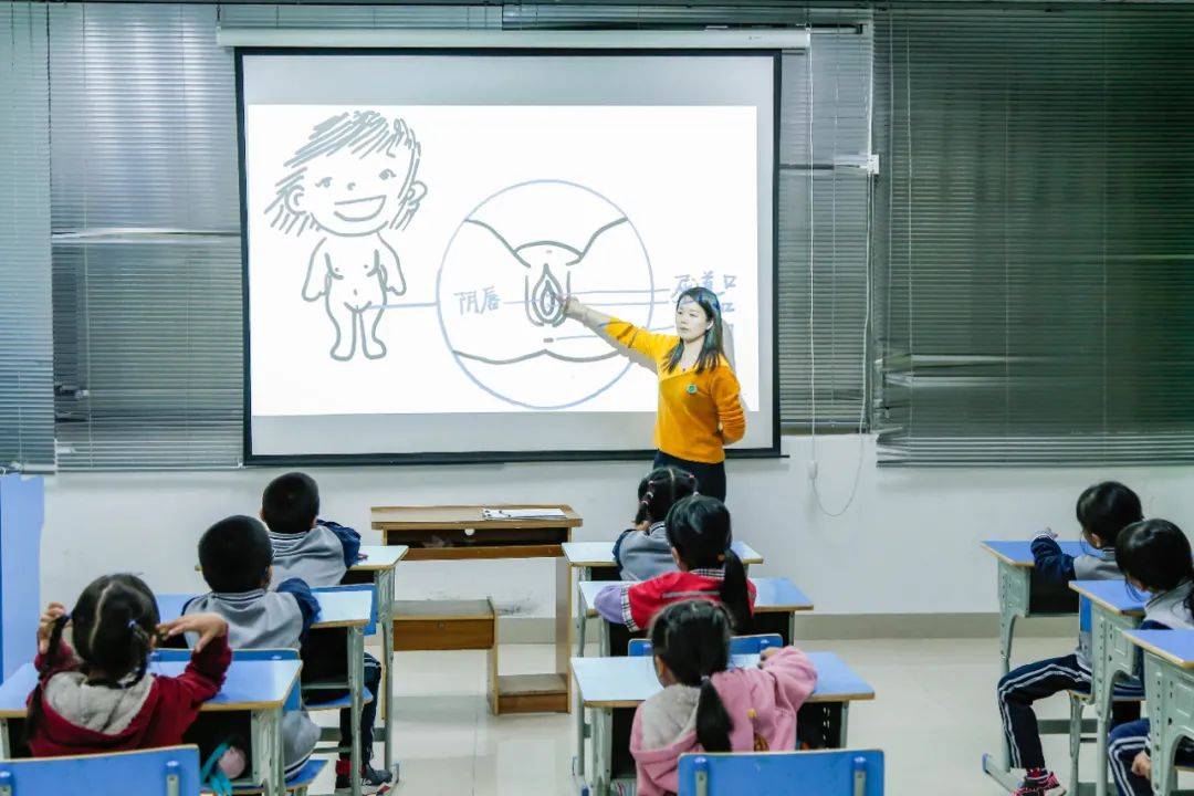 学校和家庭间,性教育"左右为难"