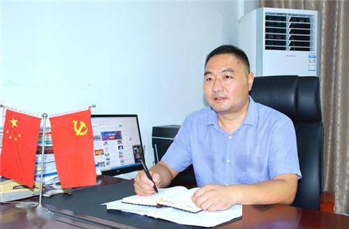 汗水浇灌满园桃李记江西省先进工作者鹰潭市余江区实验初中校长李军辉