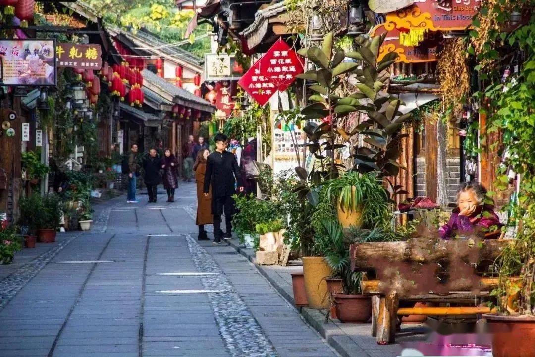 古老的西街有着浓郁的艺术韵味,也有生活的烟火味.