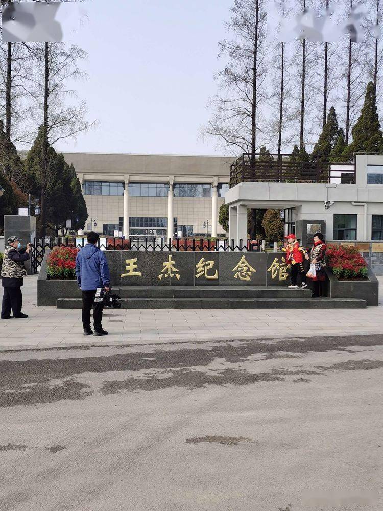 清明祭扫缅怀先烈寄哀思_楼王杰