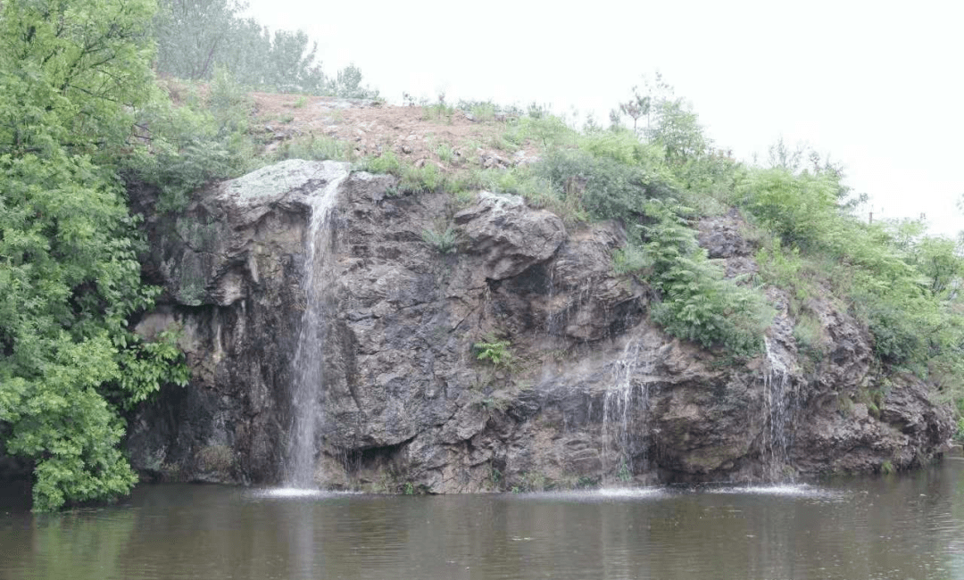 依山傍水,景色优美快携家人来踏青赏花,体验千亩桃园,游玩相邸水库旁
