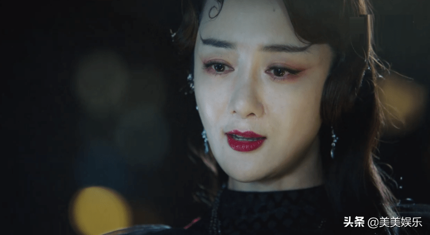 还整上了一副"反派"妆容,暗黑配色的旗袍,紧贴的发片,上扬的眉毛,血红