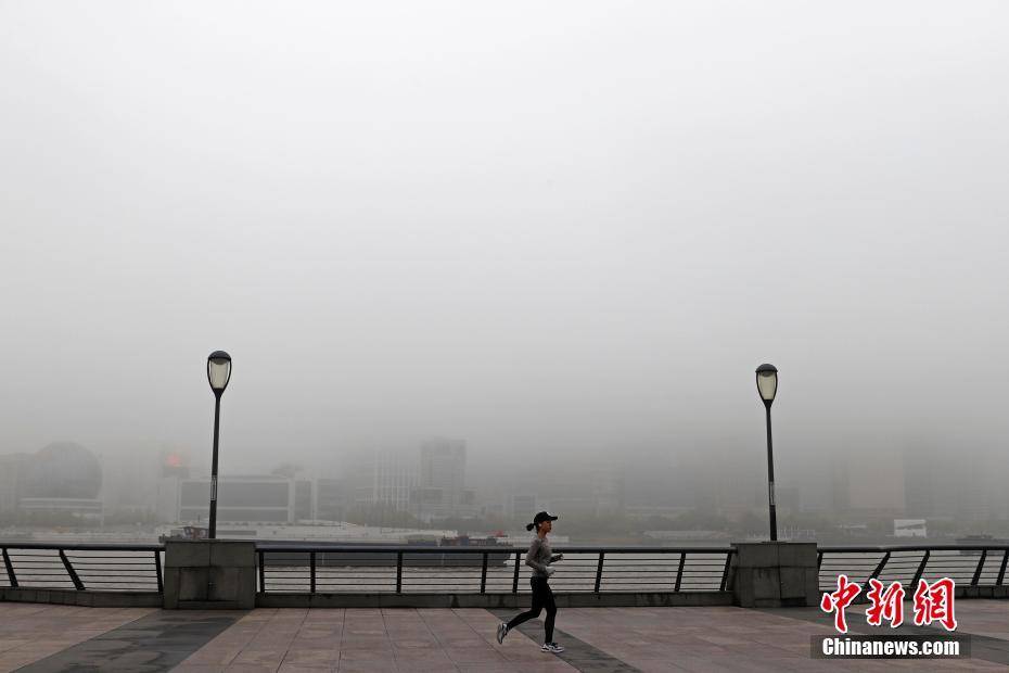 上海大雾仍在持续 气象专家 时间之长较少见 或维持两三天 能见度