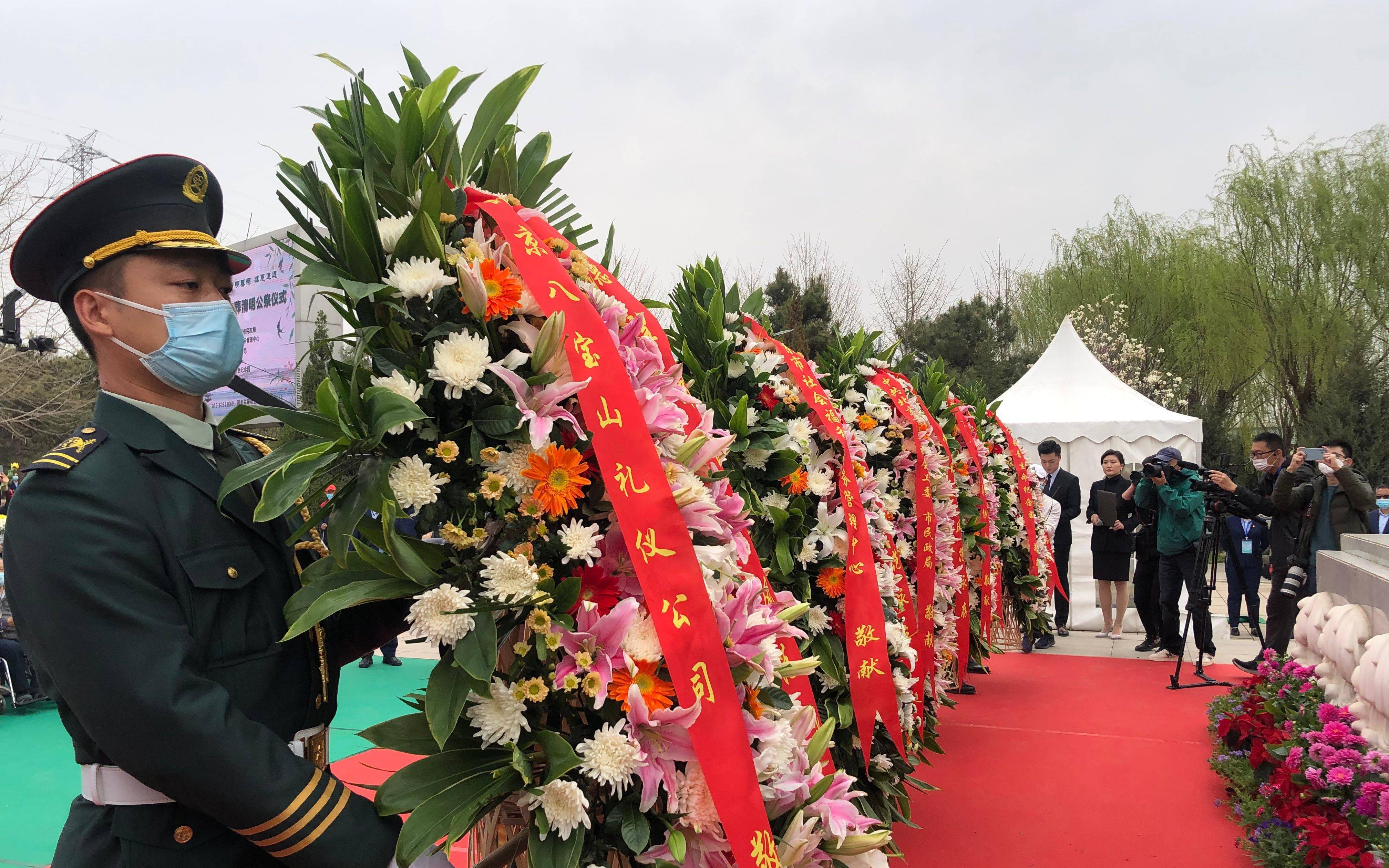 仪式现场,礼兵列队向生态葬纪念碑敬献花篮