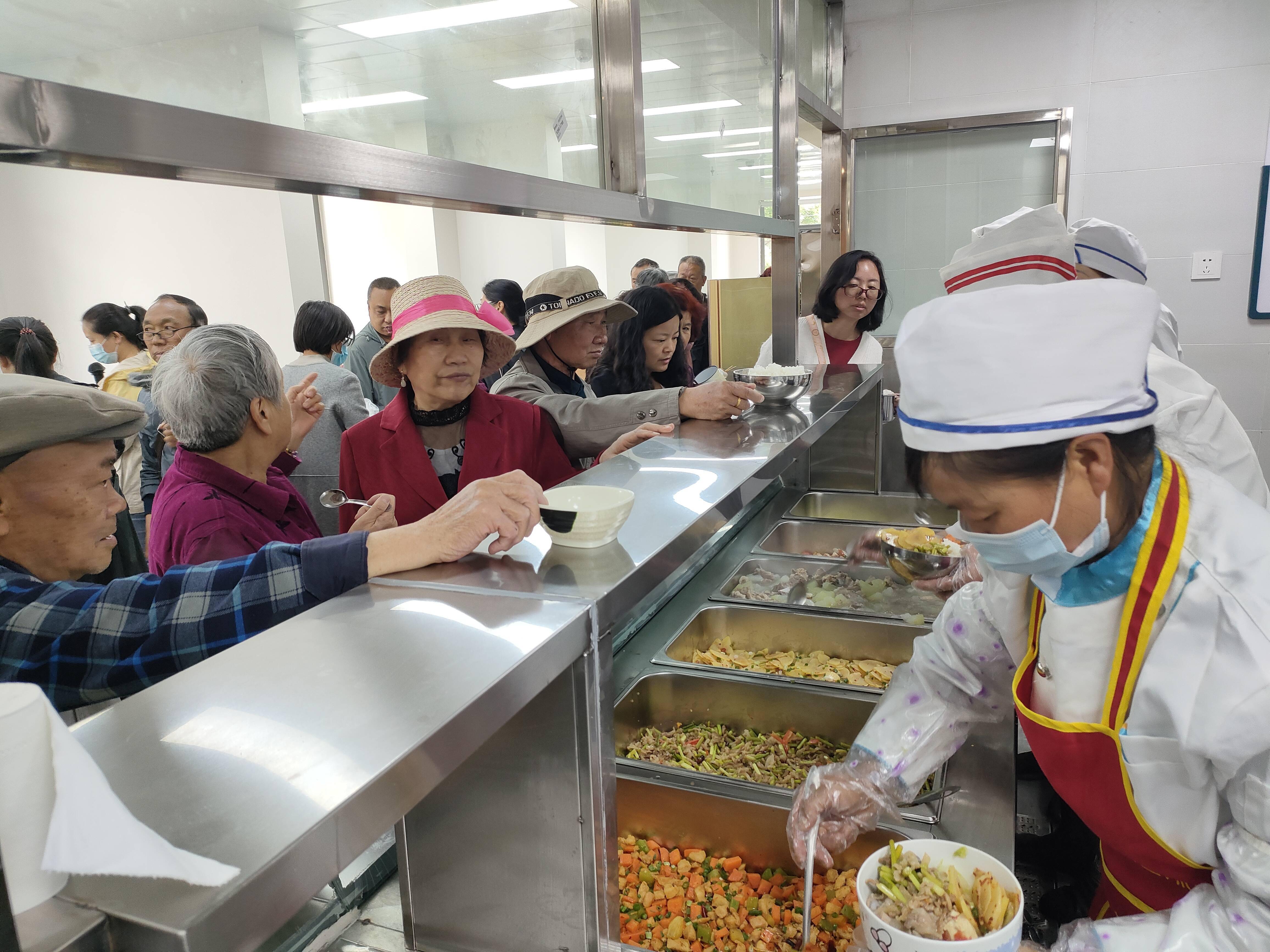 东湖社区举行居家养老服务活动中心爱心食堂启动仪式