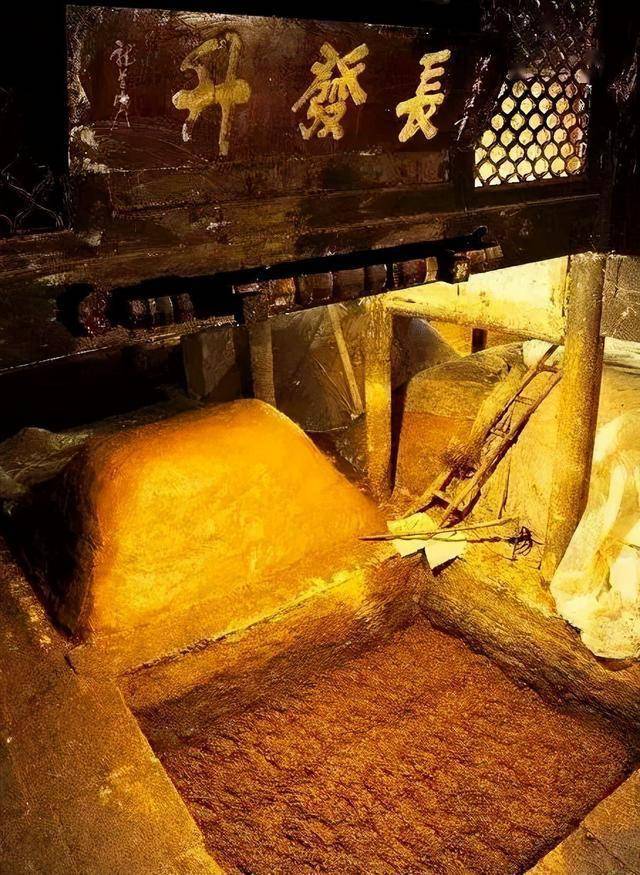 一位酿酒工人在整理窖池时,双手偶然间在柔软的窖泥中碰到了一块硬物