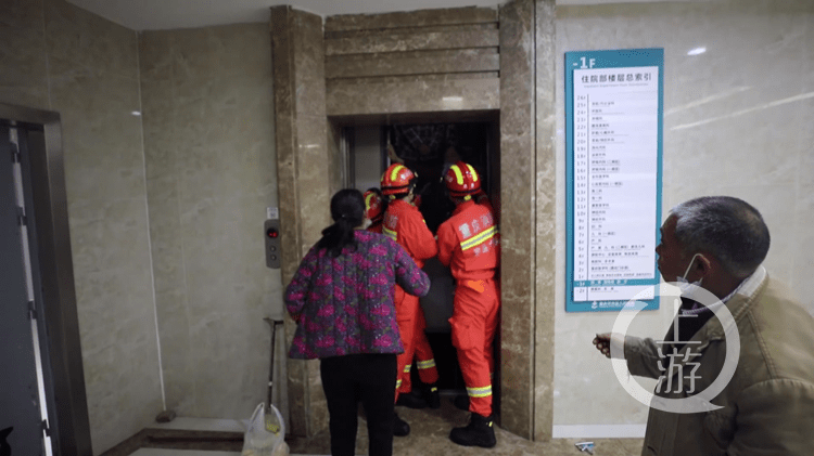 医院电梯故障15人被困 消防破拆救人被困者 电梯从三楼一下掉到负一楼 上游