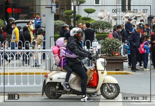 【乘坐電動車不戴安全頭盔】