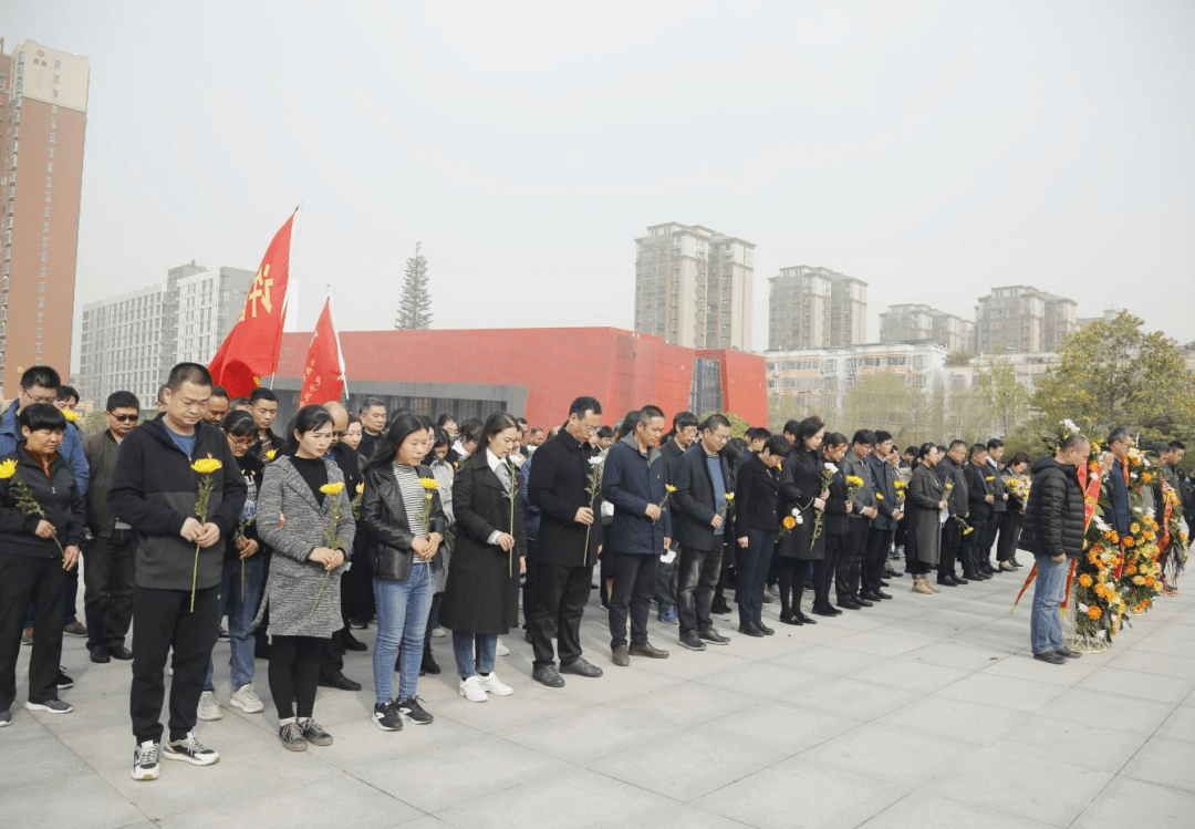 清明前夕,许昌市各中小学校,企事业单位以及社会各界人士走进烈士陵园