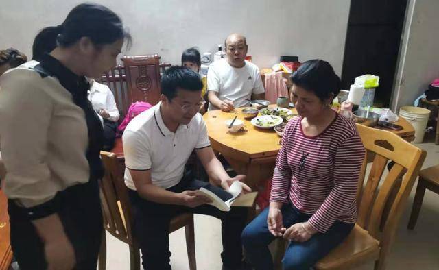 从化学党史铸初心城郊街送书进东风村打通党史学习教育最后一公里