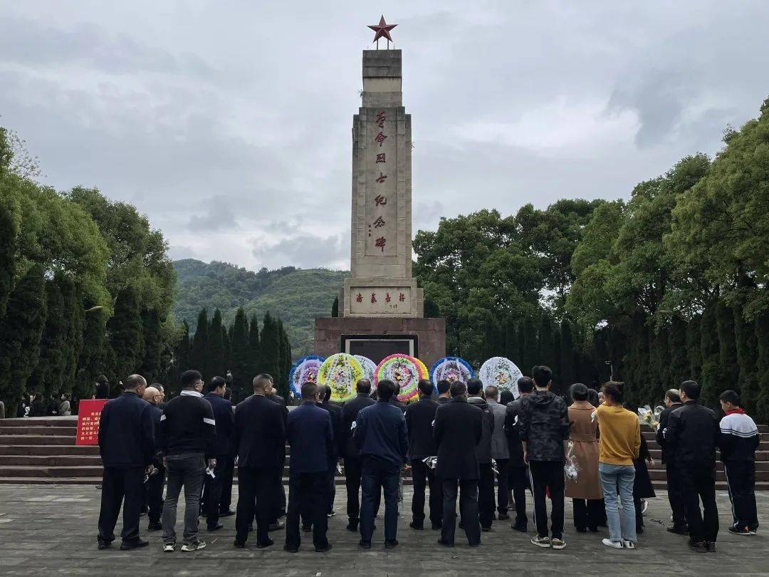 缅怀先烈感党恩以史鉴今砥砺行叙永县政协机关干部职工到烈士陵园开展