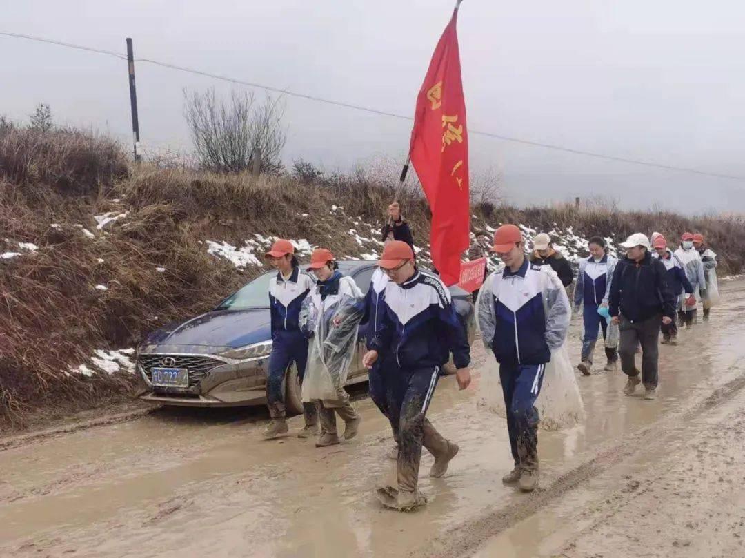 致敬固原二中2000余名师生徒步任山河祭奠英烈锻精神