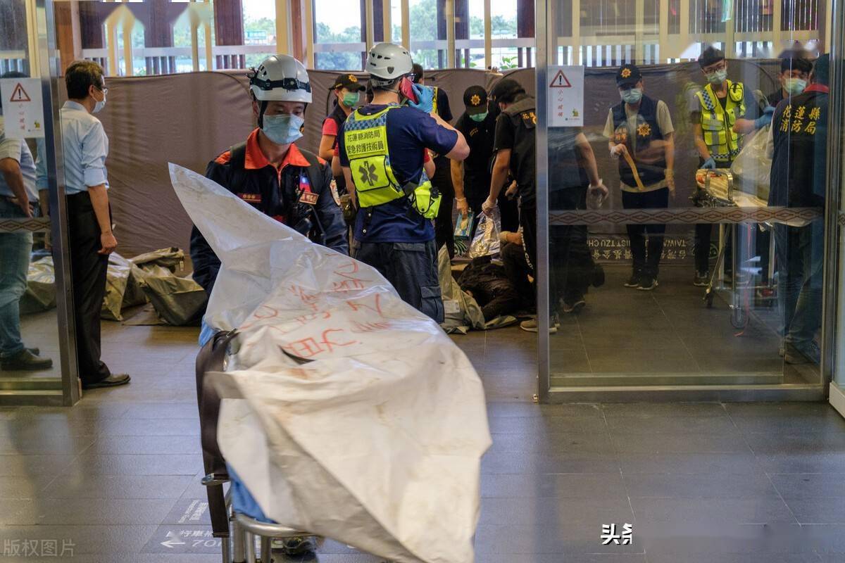 台湾列车脱轨事故:太鲁阁新城火车站不断有遇难者遗体被移出