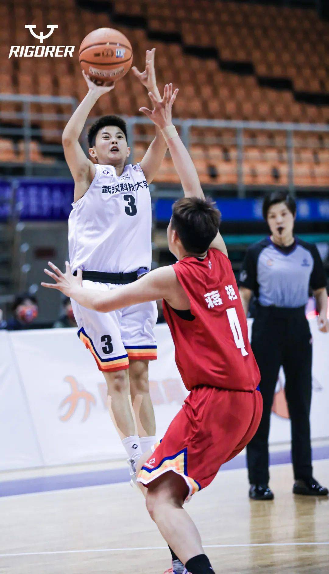 西南6冠王69分虐杀全场!湖工大德比太刺激,全场8人被罚下