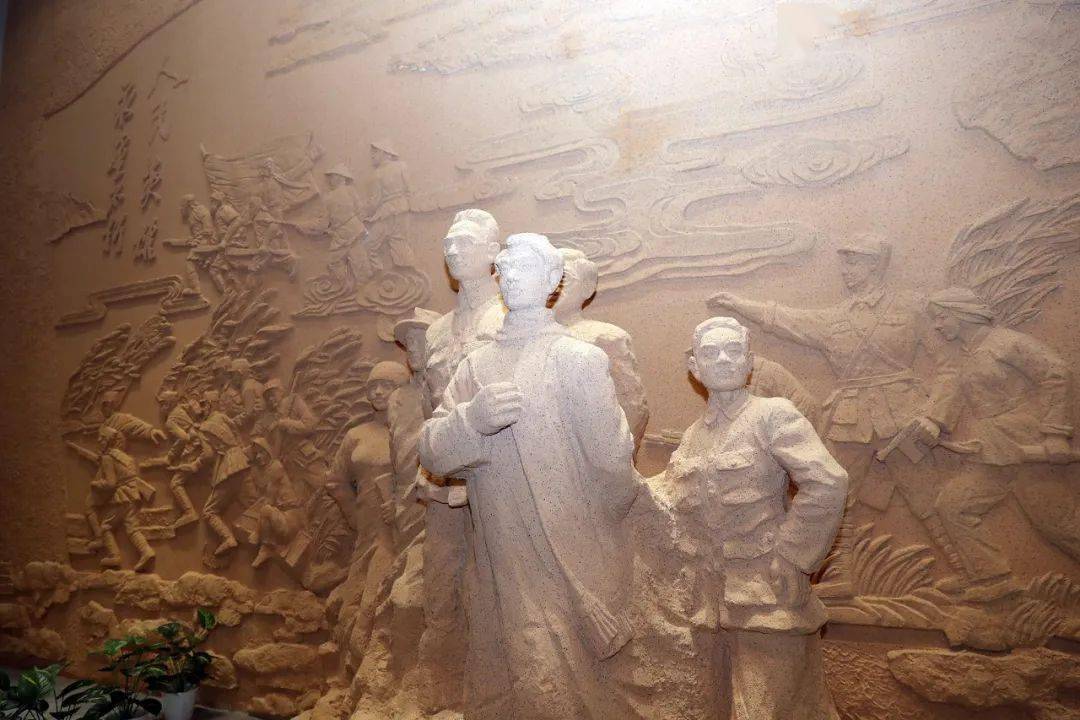 祭扫仪式结束后,市领导一行还来到烈士事迹陈列馆,学习革命烈士的先进