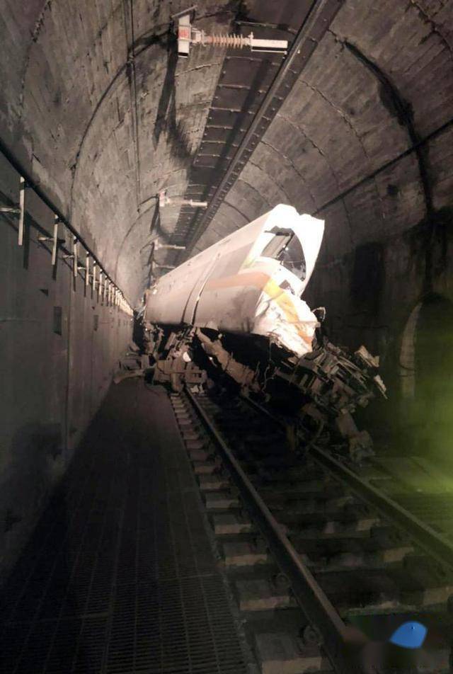 台湾地铁脱轨图片