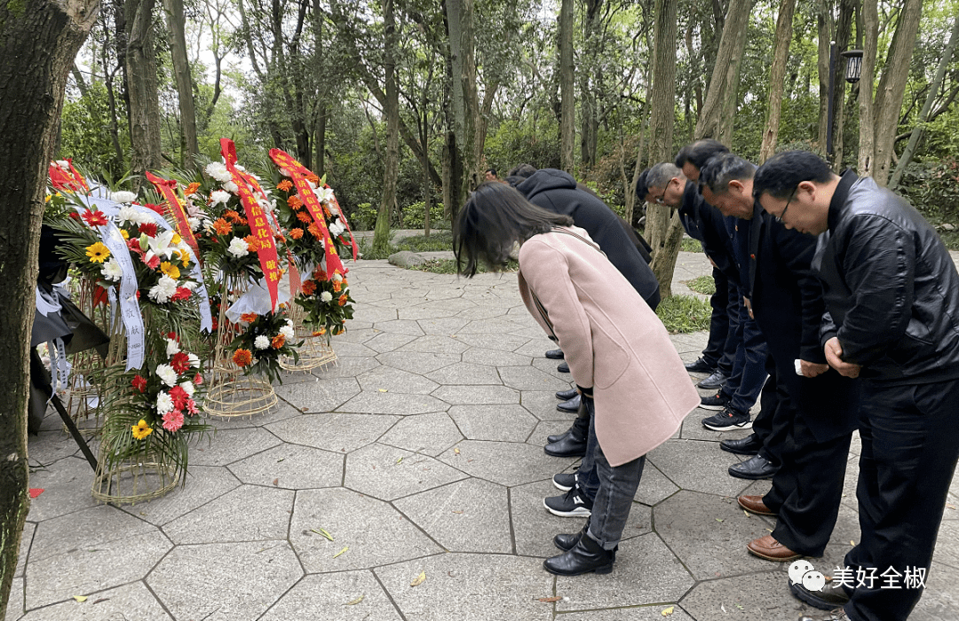 县委办党支部组织全体党员干部前往南屏山王枫烈士墓,重温入党誓词