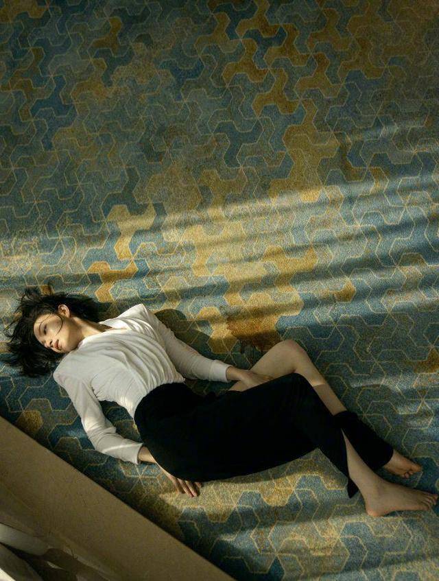 倪妮短发编发真有范,穿低领深色复古宫廷风长裙,优雅性感又高级