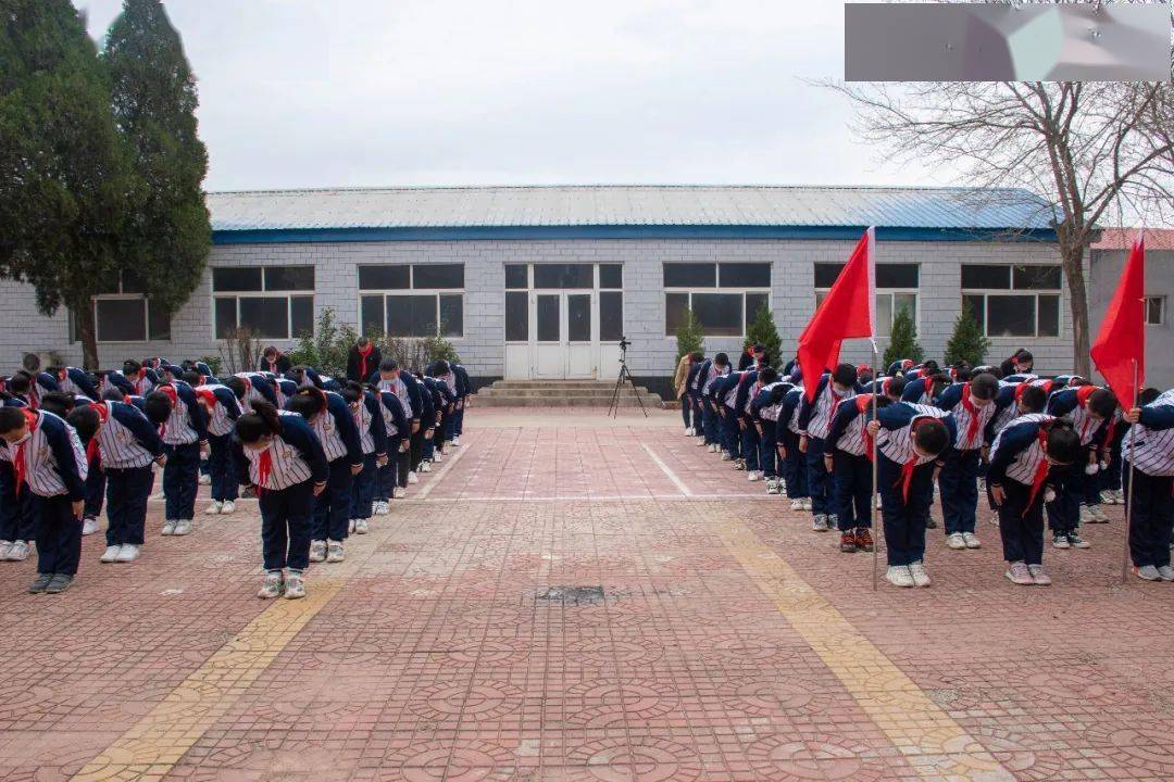 郑口第四小学师生一行,怀着崇敬的心情来到故城县烈士陵园,举行了庄严