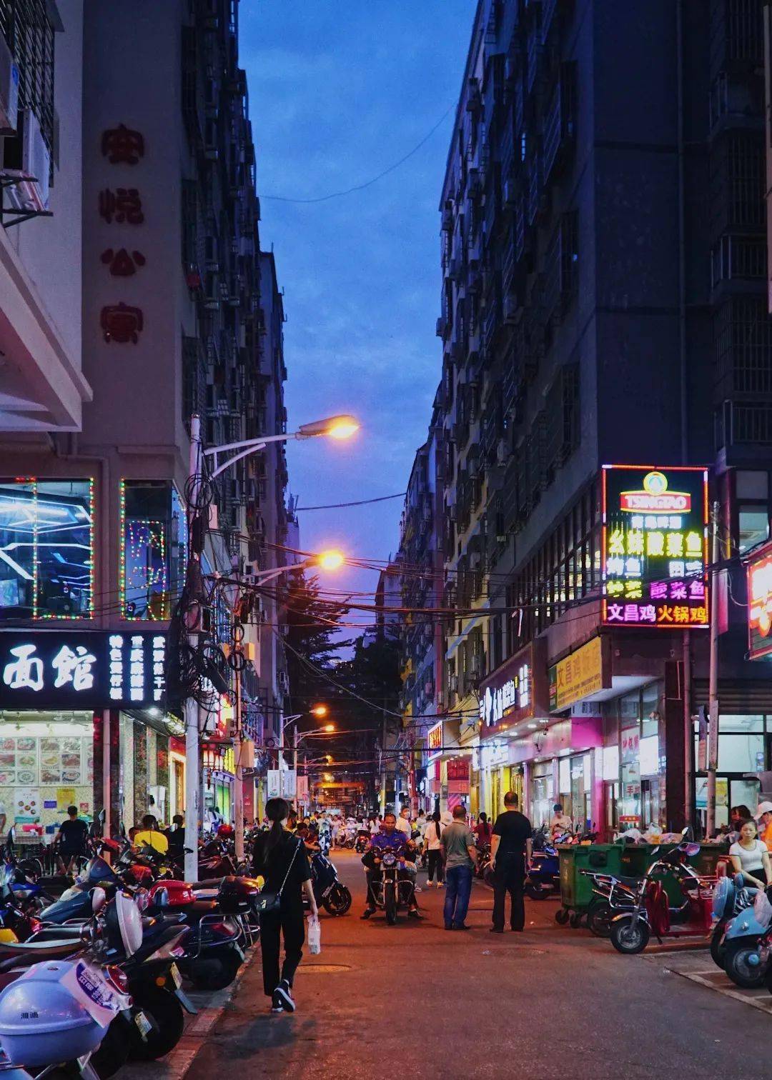 说到夜市,不能没有这条无数三亚吃货在此堕落的街道!