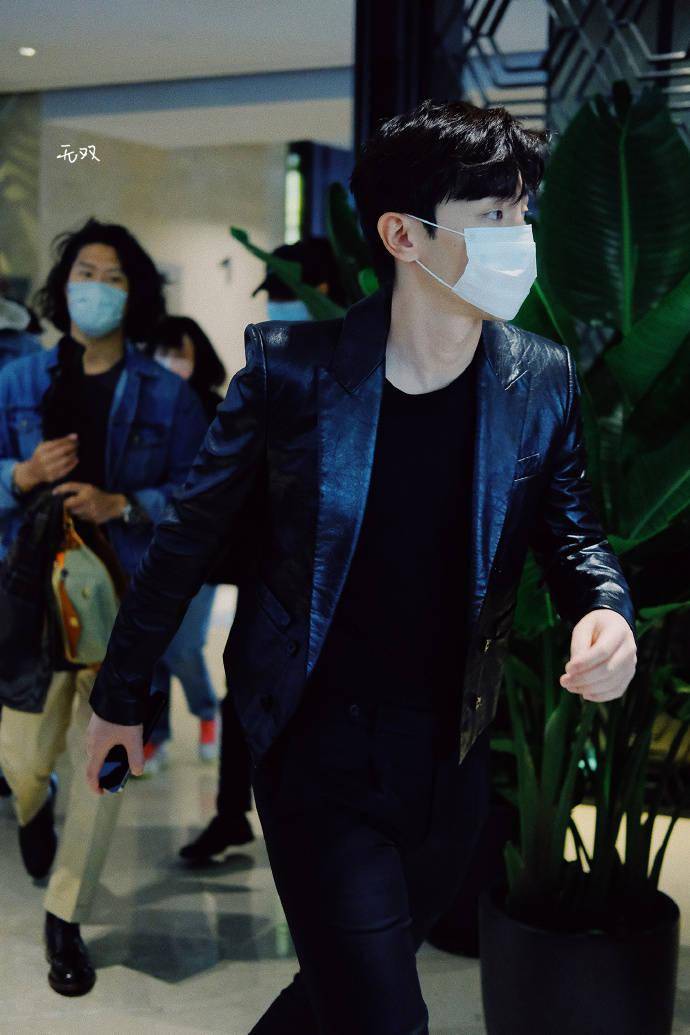 邓伦《密室大逃脱》上班饭拍来袭 皮衣酷盖是整条街最靓的崽!_高飞