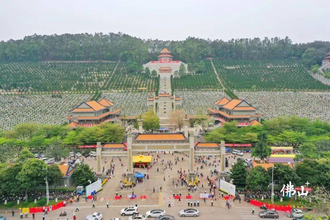 顺德区南海殡仪馆内专门设有鲜花拜祭区,前来该区域拜祭的市民还能