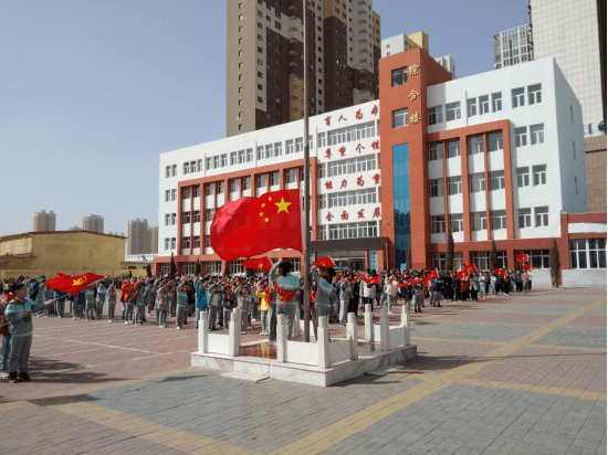 逸夫小学蒙古族中学开展"清明节缅怀革命先烈"主题班队会班队会上