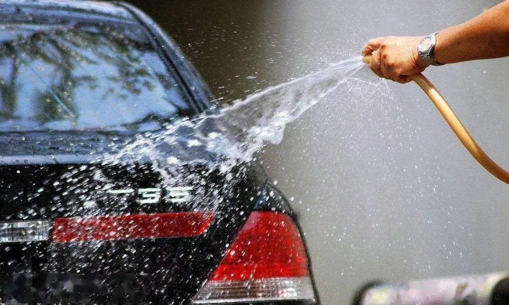 省时省力的洗车新方法 一定要试试 效果