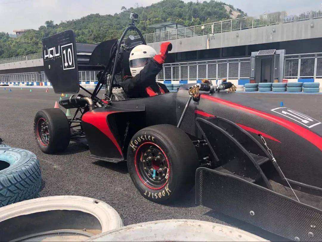 kt100竞技车在落座卡丁车的那一刻眼睛目视前方,无尽延伸的道路壤道