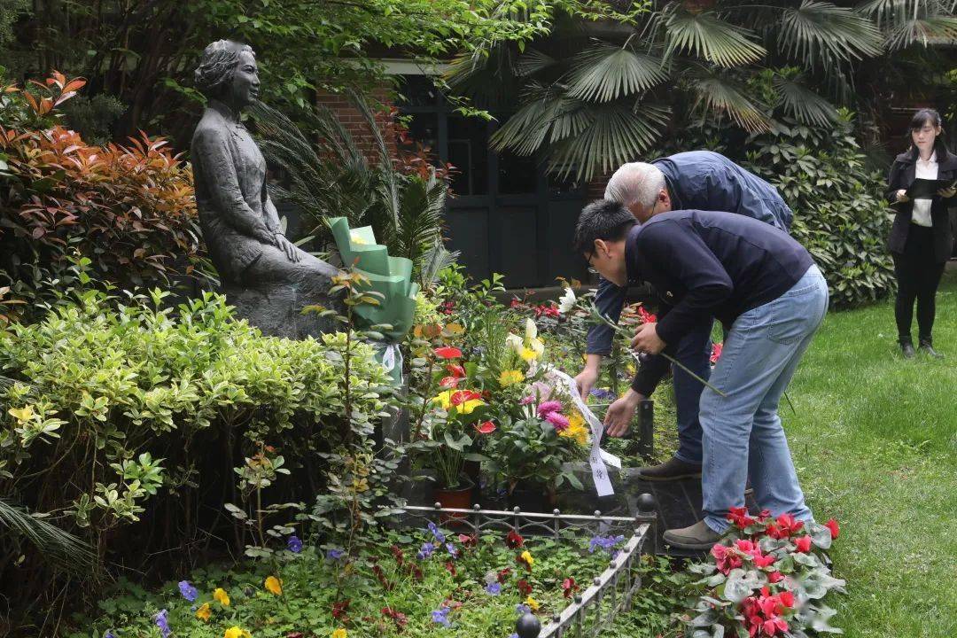 依次敬献鲜花△祭扫仪式合影分批祭扫院内祭扫仪式结束后,院领导