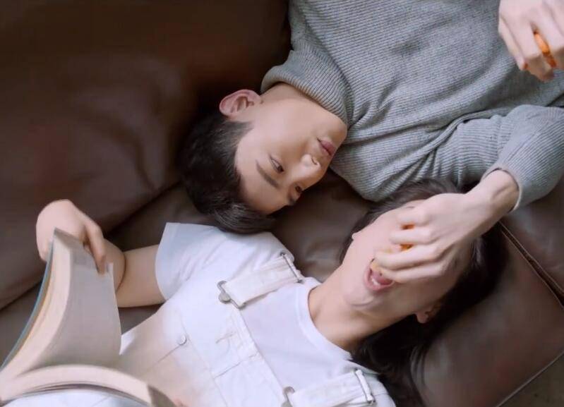 米佧和邢克垒共同躺在一个长长的沙发上,我们期待