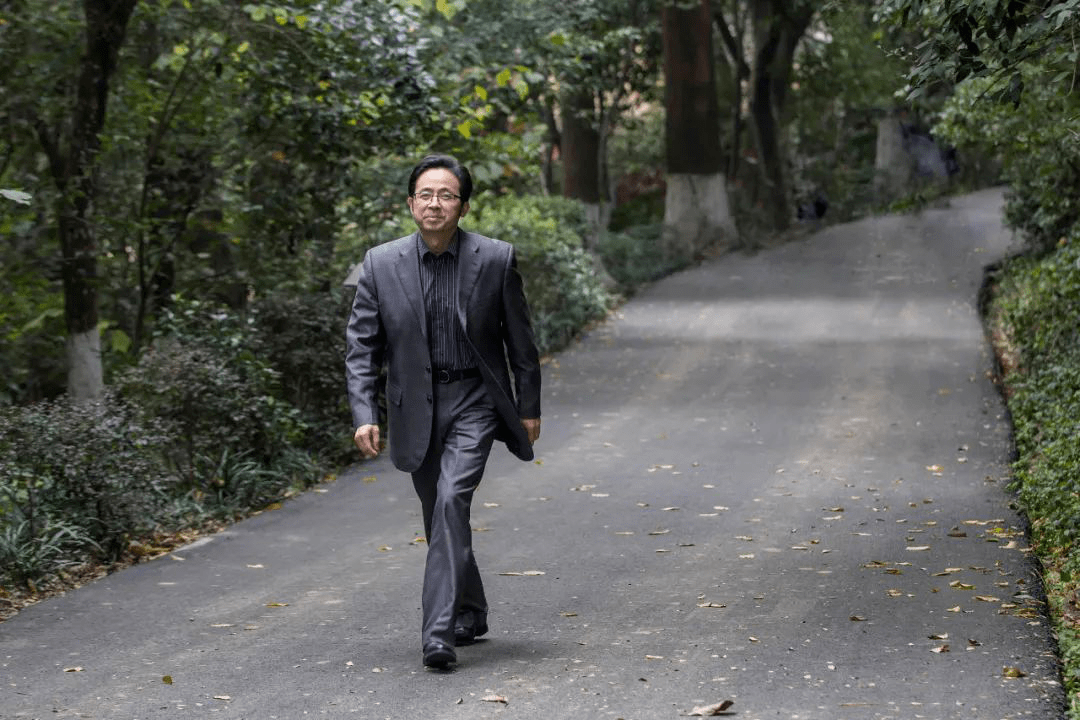 沈志军所做的这些事情,每一件都很花钱,他本可以不必借钱欠钱,他本