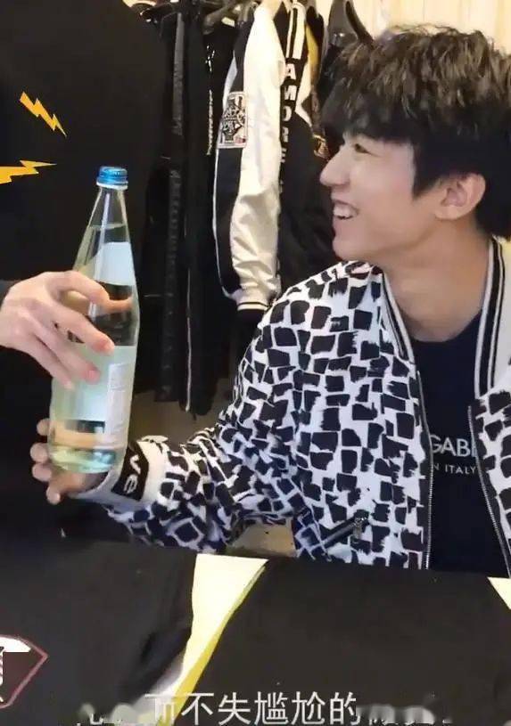 王俊凯性感吐舌头合集粉丝血槽已空小螃蟹心动了吗