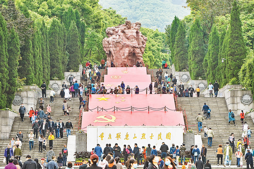 4月4日,沙坪坝区,不少市民自发前往歌乐山烈士陵园祭奠