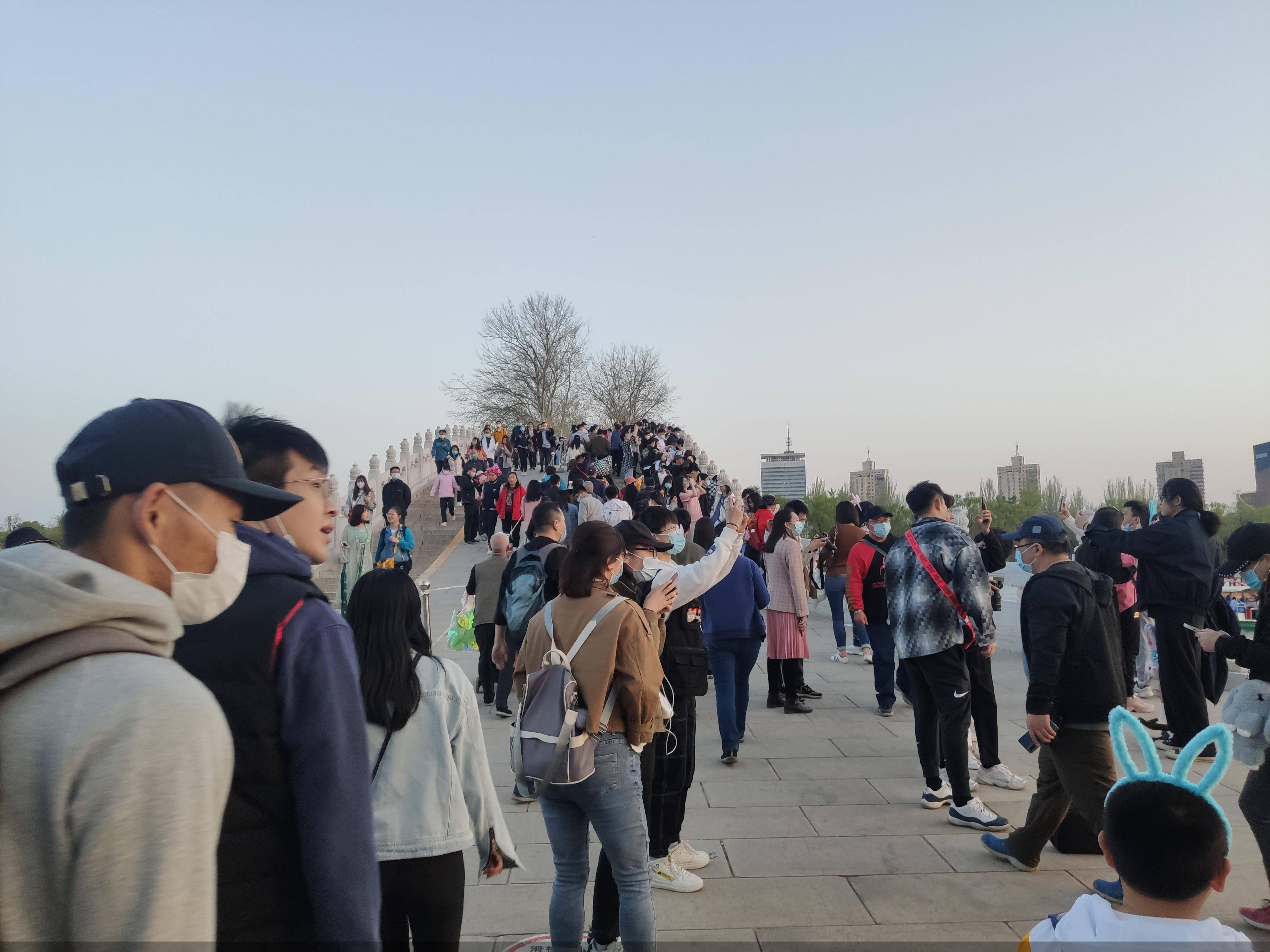 清明假期北京市属公园接待164万游客踏青赏花