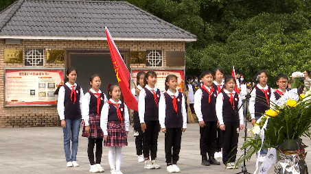 涪陵区十五中学校,涪陵区荔枝希望小学的同学们身穿校服,戴着鲜艳的