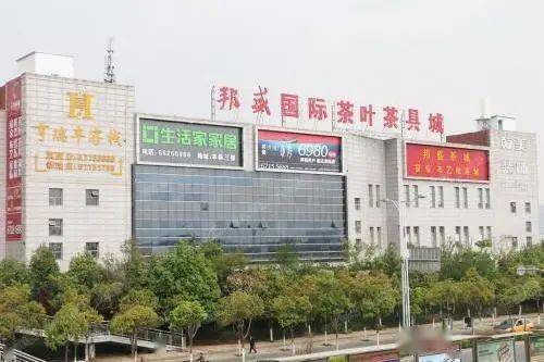邦盛国际茶城,地处官渡区官南大道旁,道路交通四通八达,十分便捷,周边