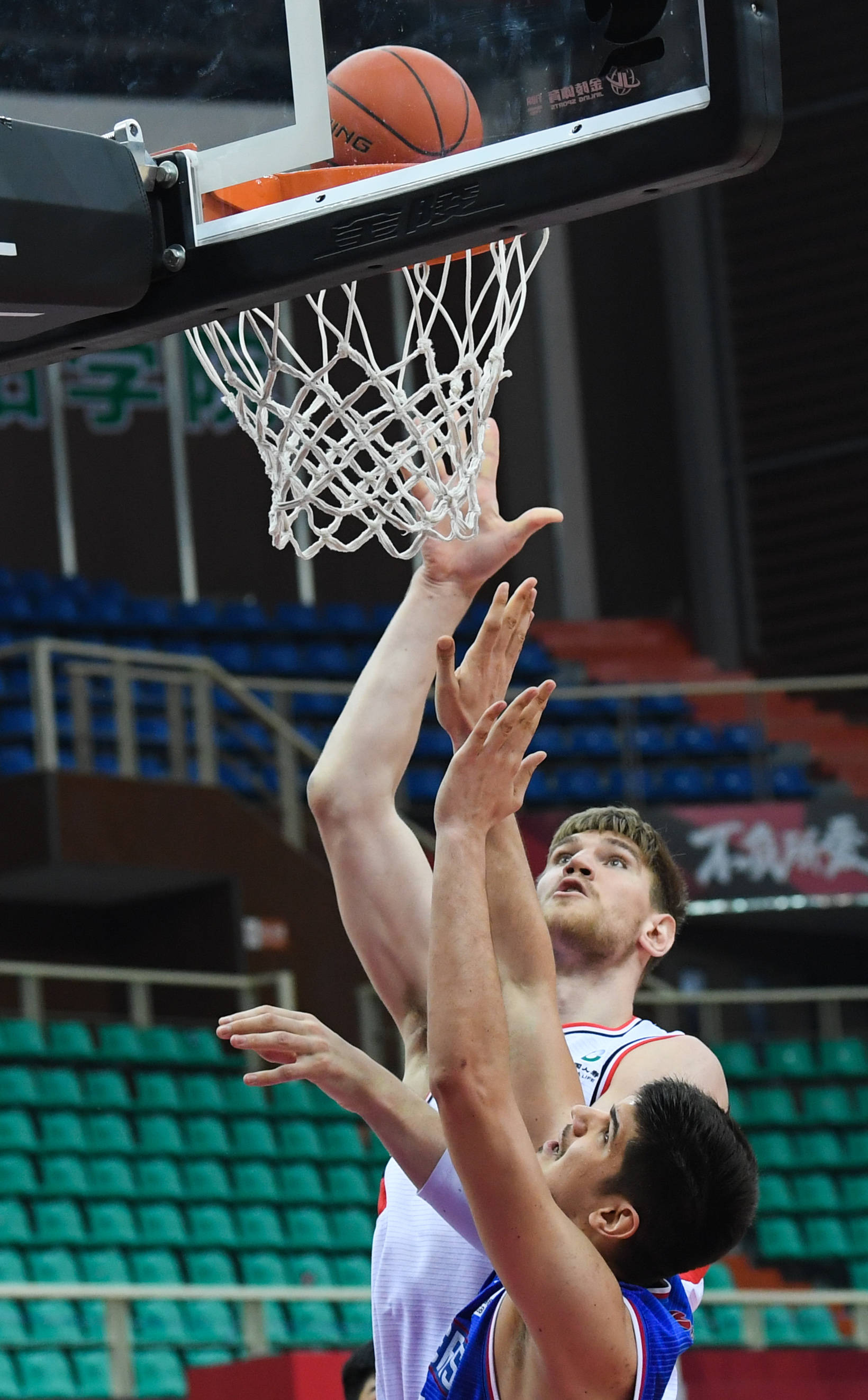 4月6日,时代中国广州队球员哈斯(上)在比赛中投篮.